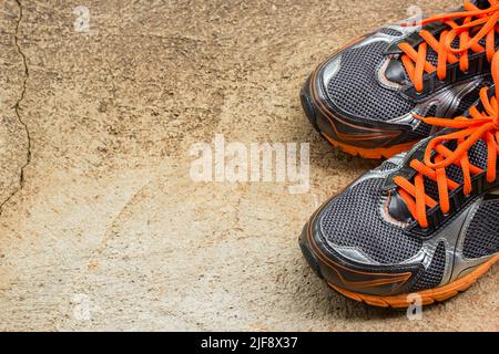 Vue de dessus des chaussures de course à pied pour Homme dans une rue Banque D'Images