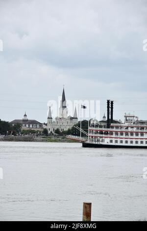 La ville de la Nouvelle-Orléans, vue en face de la courbe du Croissant du Mississippi sur Alger point, avec le canal maritime fluvial et les gratte-ciel de NOLA Banque D'Images