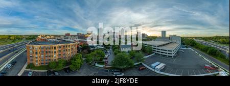 Vue panoramique aérienne du centre-ville du Nouveau-Brunswick, des immeubles d'appartements du New Jersey et de la première église réformée, des immeubles de bureaux en hauteur, des parkings Banque D'Images