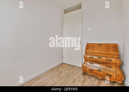 Intérieur minimaliste de la salle de travail avec parquet et murs blancs meublés avec canapé et table Banque D'Images