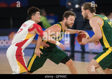 Melbourne, Australie. 30th juin 2022. Minghui Sun (L) de l'équipe de basket-ball de Chine et Matthew Dellavedova (M) vu en action pendant la fenêtre 3 de la coupe du monde de basket-ball FIBA 2023 qualificatifs tenus à la John Cain Arena.final Score Australie 76:69 Chine. (Photo par Luis Veniegra/SOPA Images/Sipa USA) crédit: SIPA USA/Alay Live News Banque D'Images