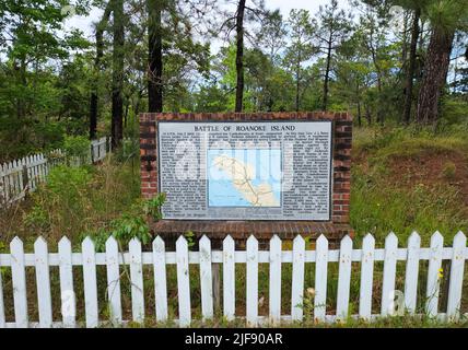 Battle of Roanoke Island Historic Marker à propos de la bataille de la Guerre civile située derrière une clôture de piquets blancs près de Manteo, en Caroline du Nord. Banque D'Images