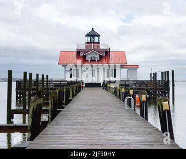 Gros plan sur le phare de Roanoke Marshes dans la baie de Shallowbag sous un ciel couvert. Photographié à Manteo, sur l'île de Roanoke, en Caroline du Nord. Banque D'Images