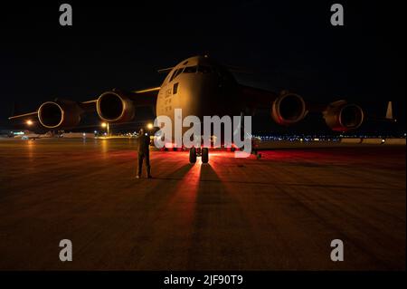 Sergent-chef de la Force aérienne des États-Unis John McNiece, chargé de charge C-17 Globemaster III affecté à l'escadron de transport aérien 300th, effectue des procédures de démarrage du moteur avant une mission expérimentale de transport aérien à Berlin, en Allemagne, au 15 juin 2022. Le C-17 est l'avion cargo le plus souple de la force de transport aérien, capable de transporter rapidement des troupes et du fret. (É.-U. Photo de la Force aérienne par Tech. Sgt. Daniel Asselta) Banque D'Images