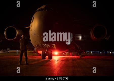 Sergent-chef de la Force aérienne des États-Unis John McNiece, chargé de charge C-17 Globemaster III affecté à l'escadron de transport aérien 300th, effectue des procédures de démarrage du moteur avant une mission expérimentale de transport aérien à Berlin, en Allemagne, au 15 juin 2022. Le C-17 est l'avion cargo le plus souple de la force de transport aérien, capable de transporter rapidement des troupes et du fret. (É.-U. Photo de la Force aérienne par Tech. Sgt. Daniel Asselta) Banque D'Images