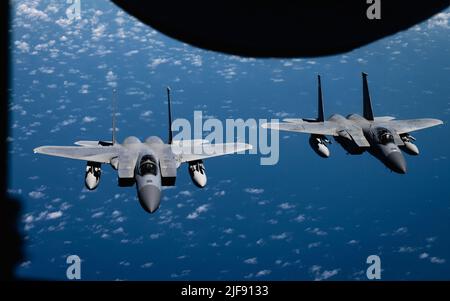 Les pygargues F-15C de la Force aérienne des États-Unis affectés à l'escadron de chasse 159th de la Garde aérienne nationale de Lousiana, volent en formation derrière un KC-135 Stratotanker affecté à la base aérienne de MacDill, en Floride, 6th, à l'appui de l'opération Noble Defender (OND) du Commandement de la défense aérospatiale de l'Amérique du Nord (NORAD) 29 juin 2022. Dans le cadre de l'OND, qui est une opération récurrente, la région continentale des États-Unis du NORAD (CONR) a coordonné et mené des opérations conjointes avec la Marine américaine tout en lançant simultanément des avions à partir de différents endroits de la côte du golfe des États-Unis et de Porto Rico. D'AUTRE part, est un integ Banque D'Images