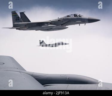 Les pygargues F-15C de la Force aérienne des États-Unis affectés à l'escadron de chasse 159th de la Garde aérienne nationale de Lousiana, volent à côté d'un KC-135 Stratotanker affecté à la base aérienne de MacDill, en Floride, 6th escadre de ravitaillement aérien au-dessus de la mer des Caraïbes à l'appui de l'opération Noble Defender (OND) 29 juin du Commandement de la défense aérospatiale de l'Amérique du Nord (NORAD), 2022. Dans le cadre de l'OND, qui est une opération récurrente, la région continentale des États-Unis du NORAD (CONR) a coordonné et mené des opérations conjointes avec la Marine américaine tout en lançant simultanément des avions à partir de différents endroits de la côte du golfe des États-Unis et de Porto Rico. BIEN Banque D'Images