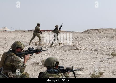 Les défenseurs du 379th escadron des forces de sécurité effectuent des manœuvres au cours de l’entraînement préalable au déploiement, à 21 avril 2022, à la base aérienne d’Al Udeid, au Qatar. Les défenseurs se sont entraînés à utiliser les compétences ACE (Agile combat Employment) pour garantir la réussite du test 22 précis en Oman. (É.-U. Air National Guard photo par Airman 1st classe Constantine Bambakidis) Banque D'Images