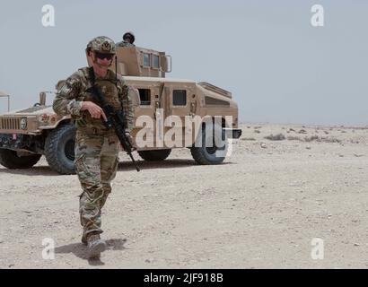 Tristan Lindsay, un défenseur de l'escadron 379th des forces de sécurité de la Force aérienne des États-Unis, patrouille pendant l'entraînement pré-déploiement de 5 mai 2022, à la base aérienne d'Al Udeid, au Qatar. Les défenseurs ont passé des semaines à perfectionner leurs compétences en matière d'emploi au combat Agile en préparation au test 22 précis en Oman. (É.-U. Air National Guard photo par Airman 1st classe Constantine Bambakidis) Banque D'Images