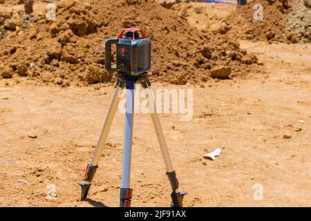 Lorsque la construction de routes est en cours, l'entrepreneur utilise un équipement de mesure laser rotatif de nivellement Banque D'Images