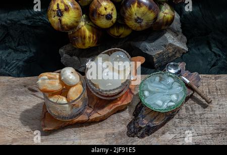 Émincé de palmier doux et frais avec du sirop et de la glace rasée dans un bol en verre. Appel de dessert thaïlandais Louk Tarn Loi Gaew, Focus sélectif. Banque D'Images