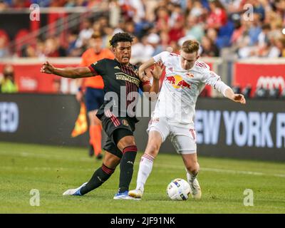 Harrison, NJ, États-Unis. 30th juin 2022. Le défenseur d'Atlanta United Caleb Wiley (26) et les Red Bulls de New York livrent Cameron Harper (17) bataille pour le ballon lors d'un match MLS entre le FC d'Atlanta United et les Red Bulls de New York à Red Bull Arena à Harrison, le NJ. New York a battu Atlanta 2-1. Mike Langish/Cal Sport Media. Crédit : csm/Alay Live News Banque D'Images