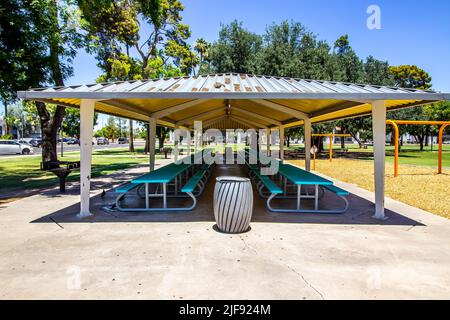 Grande Pergola couvrant des rangées de table de pique-nique au parc public gratuit Banque D'Images