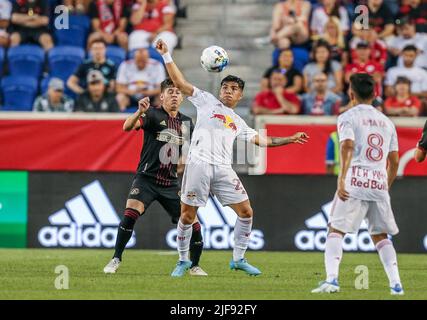 Harrison, NJ, États-Unis. 30th juin 2022. Le milieu de terrain des Red Bulls de New York, Omir Fernandez (21), bloque le ballon lors d'un match MLS entre le Atlanta United FC et les Red Bulls de New York au Red Bull Arena de Harrison, NJ. New York a battu Atlanta 2-1. Mike Langish/Cal Sport Media. Crédit : csm/Alay Live News Banque D'Images