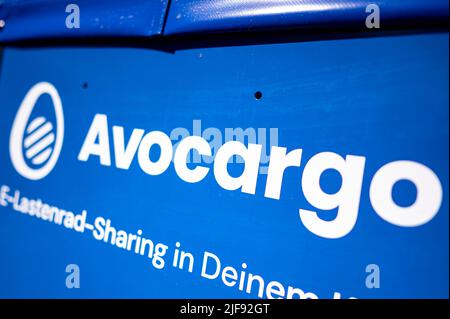 Berlin, Allemagne. 10th juin 2022. Le logo Avocargo se trouve sur une moto cargo. La start-up allemande Avocargo propose des vélos e-load à Berlin et prévoit d'étendre ses services à d'autres villes cette année. (À dpa 'Make Mainstream' - les villes veulent établir des vélos de cargaison') Credit: Fabian Sommer/dpa/Alamy Live News Banque D'Images