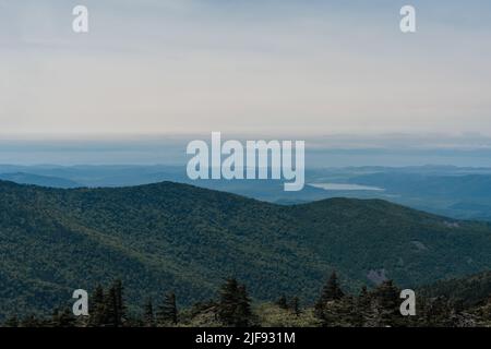 Paysage de montagne. Vue depuis le mont Pidan. Pic de Livadia. Russie. Vladivostok. Photo de haute qualité. Photo de haute qualité Banque D'Images
