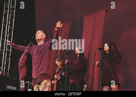 Oskar Linnros se produit sur scène au festival de Popaganda à Stockholm. Banque D'Images