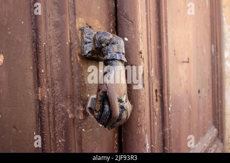 Porte d'éjection traditionnelle en métal espagnol montée sur une porte en bois Banque D'Images