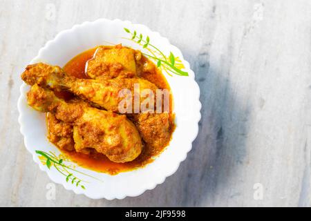 Le délicieux curry de poulet de style bengali est prêt à servir. Banque D'Images