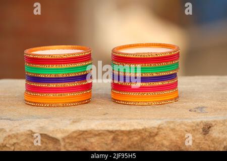 quelques bracelets colorés mis sur la pierre Banque D'Images