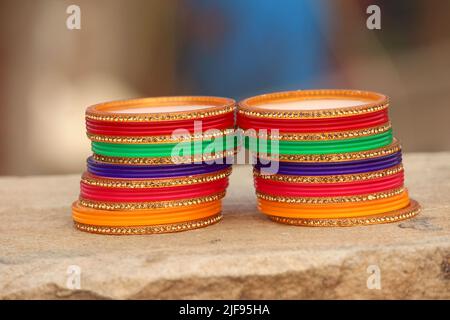 quelques bracelets colorés mis sur la pierre Banque D'Images