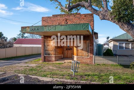 Ancien magasin d'angle abandonné, bâtiment à bord à Inverell, dans le nord de la Nouvelle-Galles du Sud, en Australie Banque D'Images