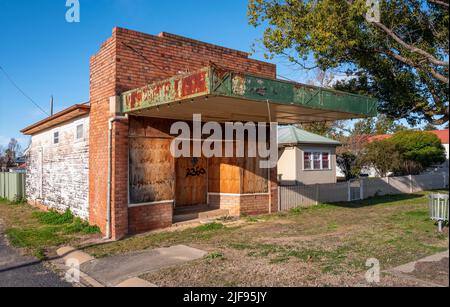 Ancien magasin d'angle abandonné, bâtiment à bord à Inverell, dans le nord de la Nouvelle-Galles du Sud, en Australie Banque D'Images