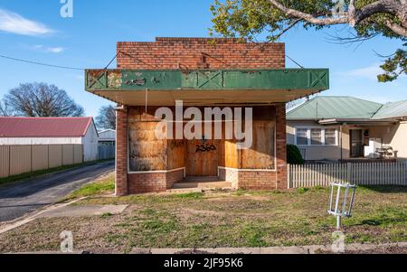 Ancien magasin d'angle abandonné, bâtiment à bord à Inverell, dans le nord de la Nouvelle-Galles du Sud, en Australie Banque D'Images