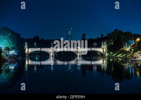 Umberto I pont sur le fleuve po à Turin la nuit Banque D'Images