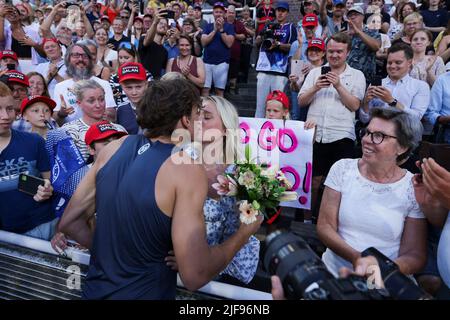 Armand Duplantis embrasse sa copine Desiré Inglander après avoir brisé son grand mât mondial de saut à 6,16 mètres à la Ligue des diamants se rencontrent à Stockholm, Suède, on 30 juin 2022.photo: Magnus Andersson / TT / code 11930 Banque D'Images