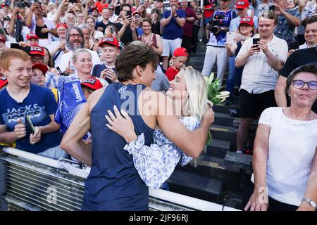 Armand Duplantis embrasse sa petite amie Desiré Inglander après avoir battu son record mondial de saut de perche en plein air qui a été battu à 6,16 mètres à la Diamond League Banque D'Images