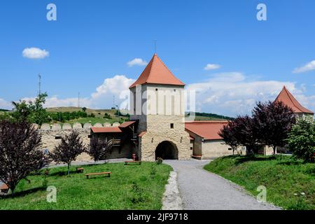 Citadelle de Rupea (Cetatea Rupea) après rénovation dans le comté de Brasov, dans la partie sud de la région de Transylvanie (Transilvania), Roumanie en été ensoleillé Banque D'Images