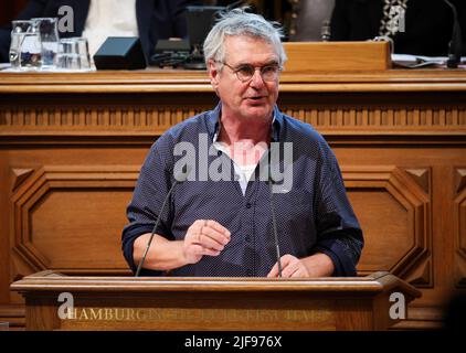Hambourg, Allemagne. 29th juin 2022. Norbert Hackbusch (Die Linke), député, prend la parole au cours de l'heure d'actualité lors d'une session du Parlement de Hambourg à l'hôtel de ville. Credit: Christian Charisius/dpa/Alay Live News Banque D'Images