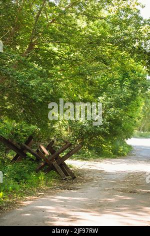 Hérissons en acier à six pointes anti-chars sur les routes ukrainiennes Banque D'Images