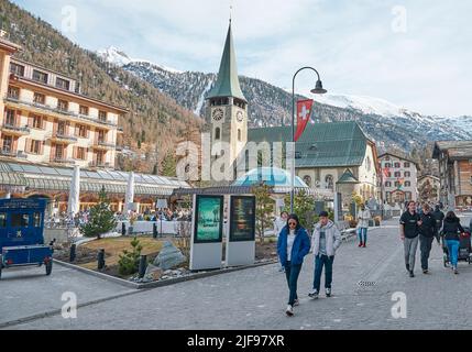 ZERMATT, SUISSE - APR 11, 2022: Un paysage autour du centre-ville de Zermatt, une station de montagne réputée pour le ski, l'escalade et la randonnée. T Banque D'Images