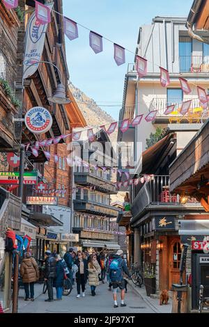 ZERMATT, SUISSE - APR 11, 2022: Un paysage autour du centre-ville de Zermatt, une station de montagne réputée pour le ski, l'escalade et la randonnée. T Banque D'Images