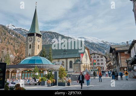 ZERMATT, SUISSE - APR 11, 2022: Un paysage autour du centre-ville de Zermatt, une station de montagne réputée pour le ski, l'escalade et la randonnée. T Banque D'Images