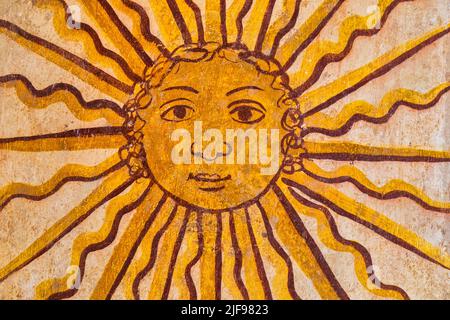 Image stylisée du soleil dans l'église du centre du musée Saint François, Evora, Alentejo, Portugal. Evora est un site classé au patrimoine mondial de l'UNESCO. Banque D'Images