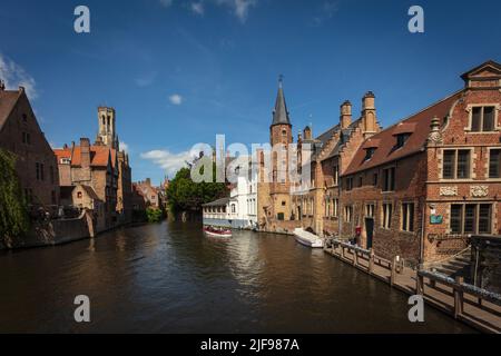 Rozenhoedkaai, Rosary Quay, l'un des endroits les plus populaires à visiter à Bruges. Le canal est sourrandé par une belle architecture médiévale. Belgique. Banque D'Images