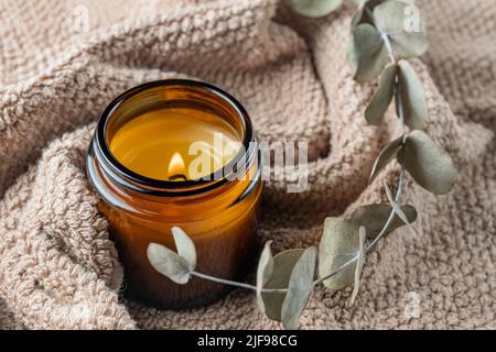 bougie aromatique dans un pot en verre brun. Bougie parfumée faite à la main. Les bougies de soja brûlent dans un pot. Aromathérapie et détente au spa et à la maison. Encore la vie. Incendie i Banque D'Images