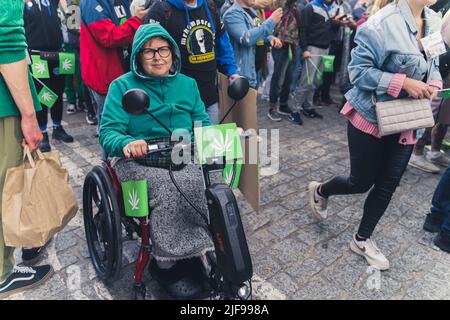 05.28.2022 Varsovie, Pologne. Femme de race blanche d'âge moyen ayant un handicap à la marche assise sur un fauteuil roulant luttant pour le droit à la marijuana légale. Soulagement de la douleur. Photo de haute qualité Banque D'Images