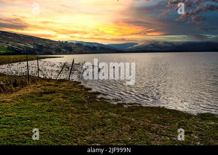 Semerwater au coucher du soleil avec des collines ondoyantes en arrière-plan le deuxième plus grand lac naturel dans le North Yorkshire. Banque D'Images