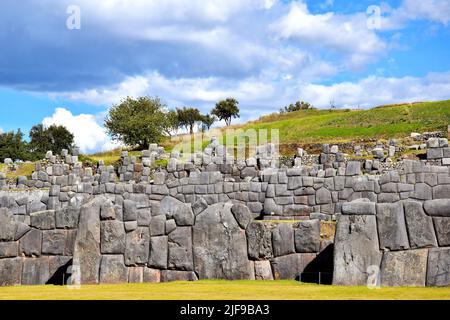 Vue sur les murs de l'ancienne citadelle SacsayHuman située au-dessus de la ville de Cusco au Pérou Banque D'Images