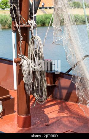 Enkhuizen, pays-Bas. Juin 2022. Gros plan des filets de pêche suspendus pour sécher. Photo de haute qualité. Mise au point sélective. Gros plan. Banque D'Images