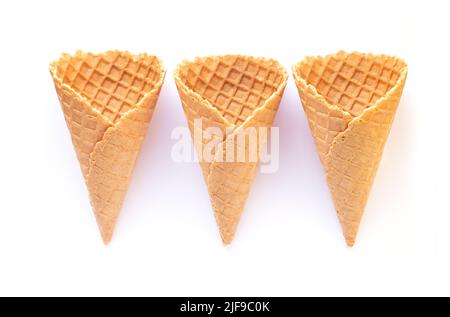 Jeu de trois cônes de glace cachets vides isolés sur fond blanc. Vue de dessus Banque D'Images