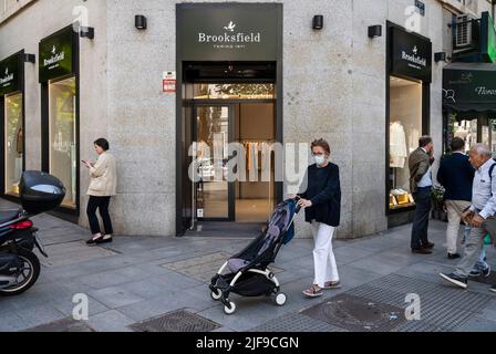 Madrid, Espagne. 25th mai 2022. Des piétons marchent devant le magasin de vêtements de marque italienne Brooksfield en Espagne. Crédit : SOPA Images Limited/Alamy Live News Banque D'Images