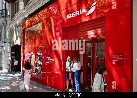 Madrid, Espagne. 25th mai 2022. Des piétons marchent devant la compagnie aérienne espagnole Iberia en Espagne. Crédit : SOPA Images Limited/Alamy Live News Banque D'Images