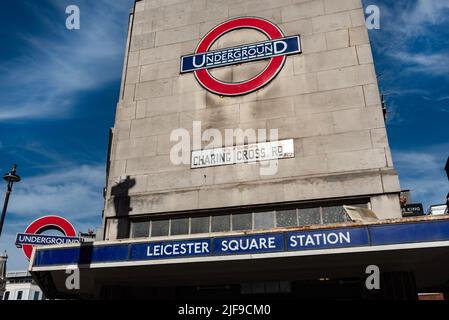 Londres, Royaume-Uni, 28 juin 2022 Station de métro de Leicester Square sur la route transversale à Westminster, centre de Londres, Royaume-Uni. Banque D'Images