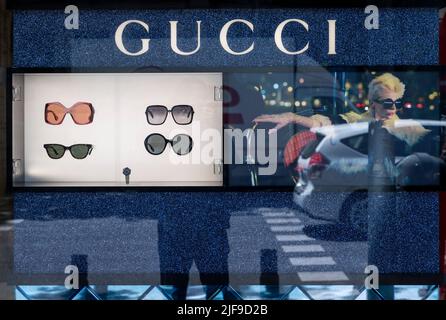 Madrid, Espagne. 25th mai 2022. Vitrine affichant des lunettes de soleil de la marque italienne de luxe Gucci en Espagne. (Photo de Xavi Lopez/SOPA Images/Sipa USA) crédit: SIPA USA/Alay Live News Banque D'Images