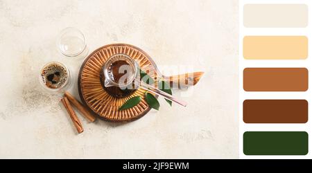 Composition avec café turc chaud sur fond clair. Différents motifs de couleur Banque D'Images